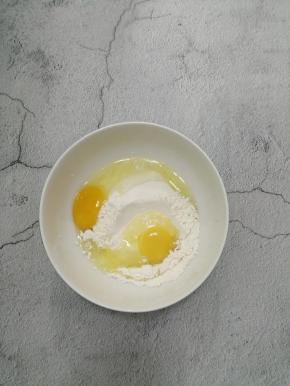把鸡蛋打入碗中
