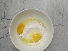 把鸡蛋打入碗中