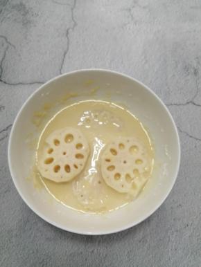 把莲藕放入碗中，均匀的沾上面糊