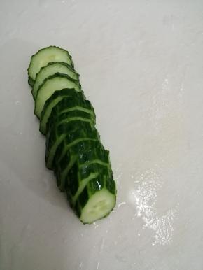 青瓜洗干净切成片，再切成小块