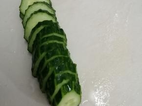 青瓜洗干净切成片，再切成小块