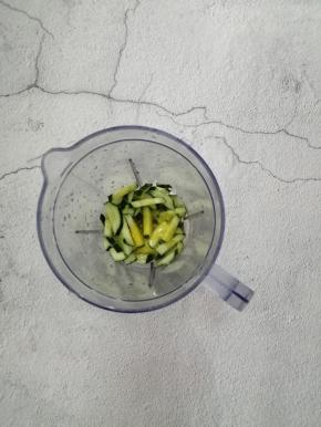 再把鸡蛋打入料理杯中，然后打成青瓜鸡蛋糊