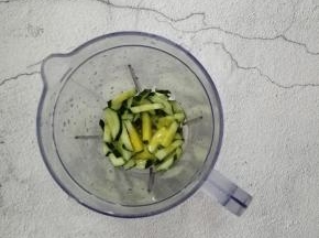 再把鸡蛋打入料理杯中，然后打成青瓜鸡蛋糊