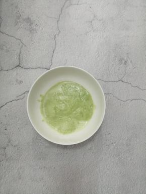 把打好的青瓜鸡蛋糊倒入碗中