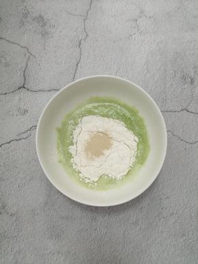 加入面粉和酵母搅拌均匀