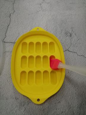 模具中刷少许的油