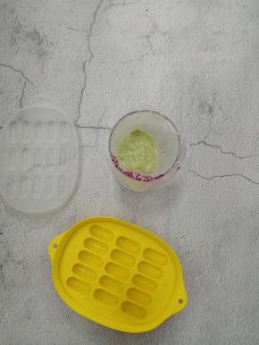 把青瓜鸡蛋面糊装入裱花袋中