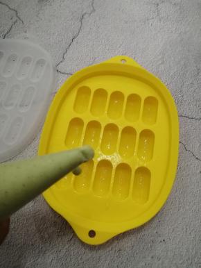 裱花袋剪成一个小口