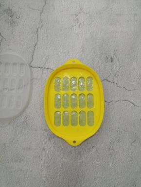 然后把面糊挤入模具中