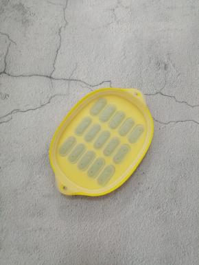 盖上上盖，然后放入温暖处发酵，发酵好后放入锅中大火蒸二十分钟，即可关火取出