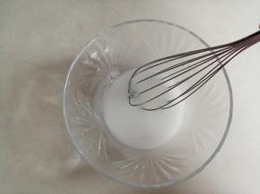 牛奶和玉米油用手抽搅拌至没有水油分离