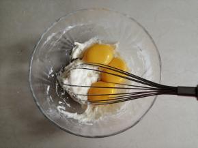 把面粉过筛进去，划Z字拌至无干粉状态，把3个蛋黄倒入