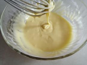 搅拌均匀，提起手抽，蛋黄糊可以流动下来的状态