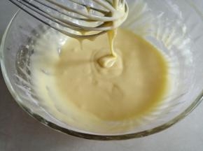 搅拌均匀，提起手抽，蛋黄糊可以流动下来的状态