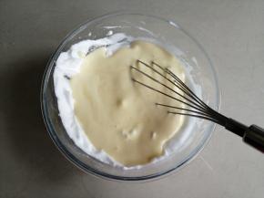 拌好的蛋糕糊倒回剩余的蛋白霜里，用同样的手法拌均匀