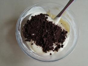 拌好的蛋糕糊倒回剩余的蛋白霜里，用同样的手法拌均匀