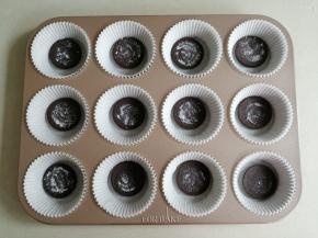 蛋糕纸托放入12连模具里，再放上一块已去掉夹心的奥利奥饼干，有图案的一面向下摆放