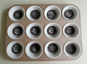 蛋糕纸托放入12连模具里，再放上一块已去掉夹心的奥利奥饼干，有图案的一面向下摆放