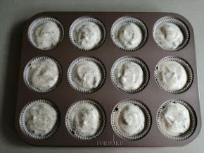 把蛋糕糊放入，八、九分满，再提起模具，在桌面上轻震几下