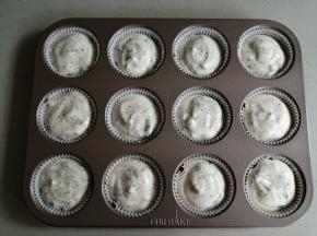 把蛋糕糊放入，八、九分满，再提起模具，在桌面上轻震几下