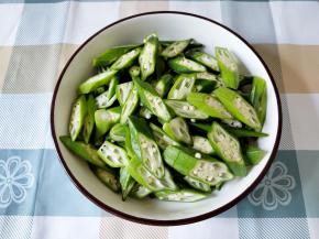 秋葵洗干净切斜段，如果你喜欢切圈也可以，我只是觉得切斜段好夹一点。