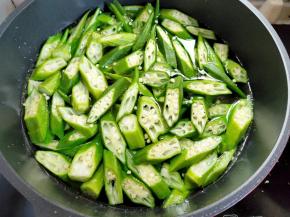 将秋葵倒入水中，焯水一两分钟，要用漏勺翻动，这样才均匀。