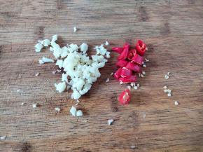 大蒜切碎，小米椒切圈。小米椒是为了好看，一个不会很辣，一盘绿绿的菜点缀一点红色，很好看。