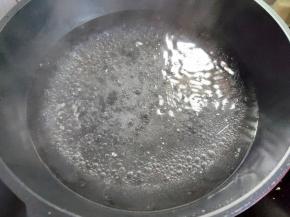 烧半锅水，水开后加入1 汤匙油，小半勺盐，拌匀。蔬菜焯水时加点油和盐，可以保持蔬菜的色泽和口感。