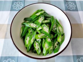 将焯好水的秋葵捞起装盘。如果有凉白开或冰水也可以过一下降温。秋葵加热后会有粘粘的粘液，这个是好东西，不用介意。