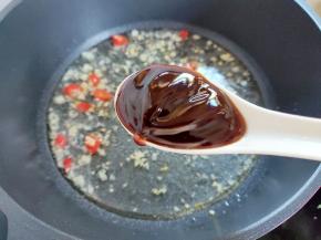 加1汤匙满满的蚝油，再加1汤匙生抽，拌匀，煮沸后，可以尝下咸淡，不够味可以加一点盐或再加一点生抽。蚝油和生抽都是咸的，我觉得够味了，就没有加盐。没有蚝油，就加生抽、盐，加一点糖，还可以加一点鸡精。