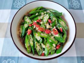 将烧好的酱汁淋在秋葵上，拌匀就可以吃了。