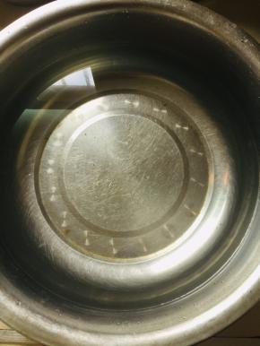 盆子里倒入一大壶开水，放入一袋盐（500克），搅拌至融化调成浓盐水，晾凉备用！（盐水要比平时炒菜咸一些，泡出来的麻豆才更入味儿，不会坏掉，发酸！）