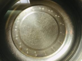 盆子里倒入一大壶开水，放入一袋盐（500克），搅拌至融化调成浓盐水，晾凉备用！（盐水要比平时炒菜咸一些，泡出来的麻豆才更入味儿，不会坏掉，发酸！）