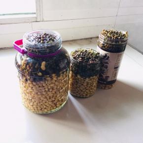 把晾凉的黄豆装入无油无水的容器中，再放入新鲜花椒，倒入适量的晾凉的盐开水！（水一定要没过黄豆和新鲜花椒！黄豆装入三分之二，新鲜花椒放三分之一就可以了！）