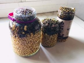 把晾凉的黄豆装入无油无水的容器中，再放入新鲜花椒，倒入适量的晾凉的盐开水！（水一定要没过黄豆和新鲜花椒！黄豆装入三分之二，新鲜花椒放三分之一就可以了！）
