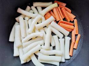 然后加入年糕翻炒1分钟，