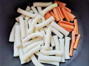 然后加入年糕翻炒1分钟，