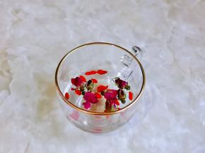 首先把枸杞和玫瑰花用凉开水泡2分钟，再把水倒掉。（个人习惯，觉得这样更卫生一些）