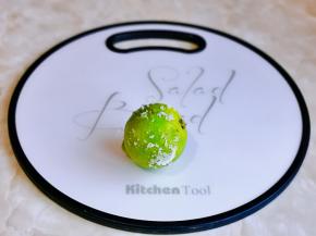 柠檬冷水冲洗，再用盐搓，每个部位都要搓到，之后冷水冲洗干净。