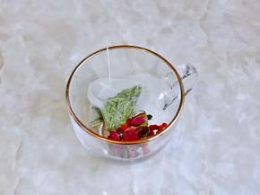 将龙井茶包放入玫瑰花枸杞杯中。