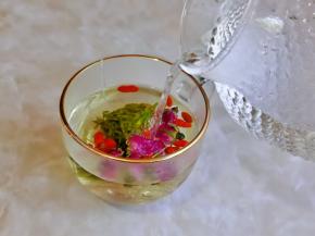 再加入80度的开水。