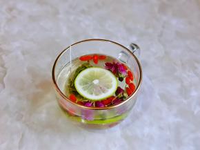 加入切好的柠檬片。