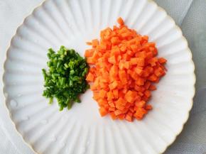 香葱切葱花，胡萝卜去皮切小丁，