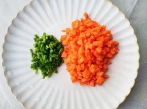 香葱切葱花，胡萝卜去皮切小丁，