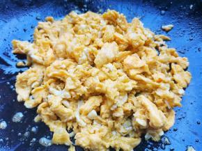 鸡蛋打散，倒入锅中炒熟盛出。