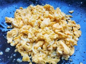 鸡蛋打散，倒入锅中炒熟盛出。