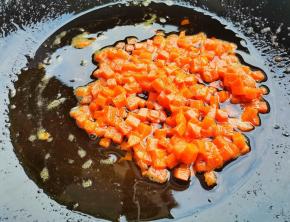 起锅热油，锅中加入胡萝卜炒熟，