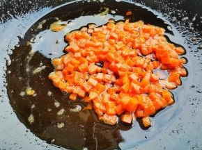 起锅热油，锅中加入胡萝卜炒熟，