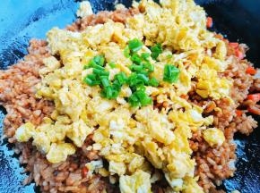 加入鸡蛋和葱花。