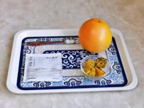 准备食材，百香果我是前段时间买了一箱，为了方便保存，所以把原浆挖出来，放入冰格冷冻，这样随吃随取方便。